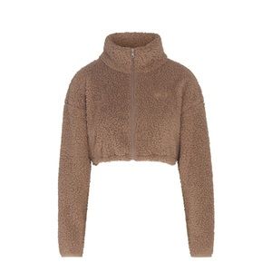 NWT SKIMS TEDDY ZIP UP CROP JACKET IN DESERT SIZE SMALL
